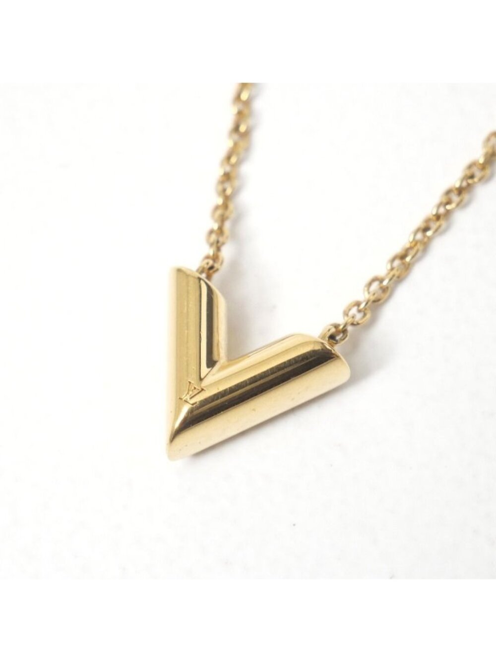 Louis Vuitton Essential V Necklace Logo